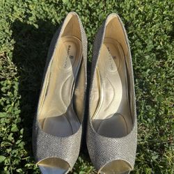 Bandolino Silver Glitter Peep Toe Heels- Size 6M