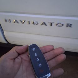 Car Keys And Remotes  / Llaves De Carro Y Controlles 
