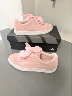 Puma suede pink women’s size 6.5 bow low top lace up