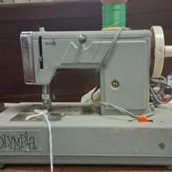 VINTAGE SEWING MACHINE