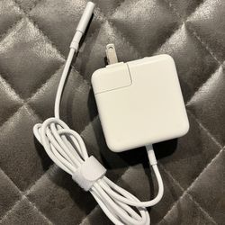 Apple MacBook Adapter 45W New. 
