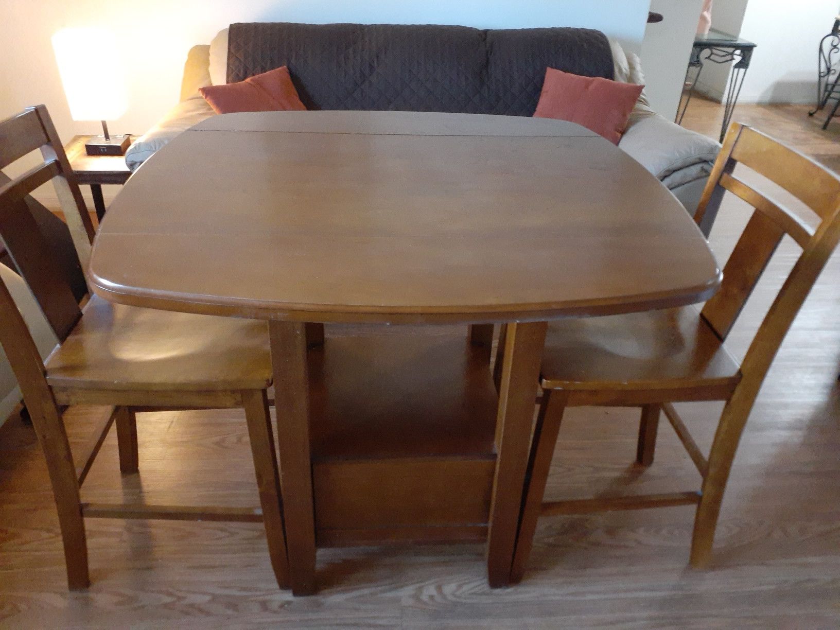 Small dining room table w/4 mediun high chairs(2 never used).