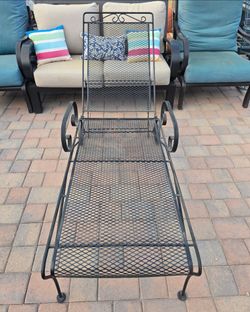 $150 IRON LOUNGE CHAIR IN GREAT CONDITION