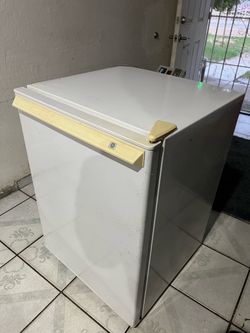 GE Compact Mini Fridge White