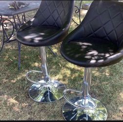 Black chairs both have some ribs on