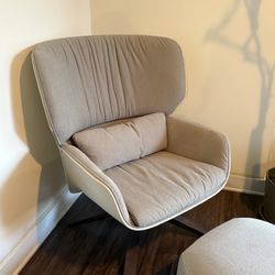 Andreu World Nuez Swivel Lounge Chair in white/grey