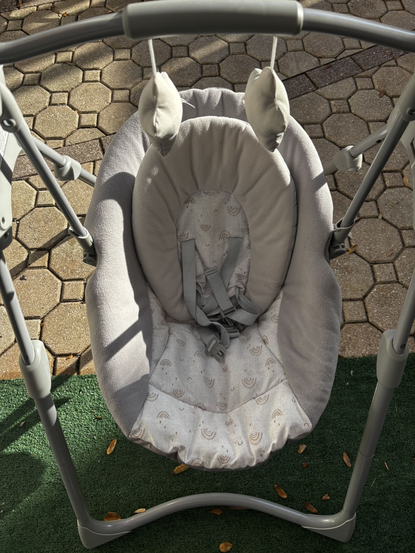 Graco Slim Spaces Compact Baby Swing, Space Saving Portable Bay Swing with Height Adjustable Legs & Soft Toys