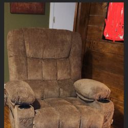 GREAT DEAL!! Massage/Heat Swivel Rocker Recliner 