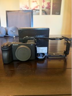 Sony A6700 + SmallRig Cage – Excellent Condition – Original Box Included