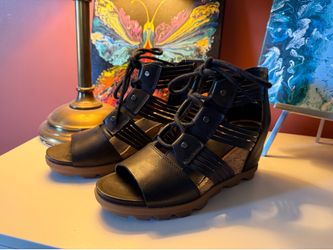 Black leather Sorel sandals