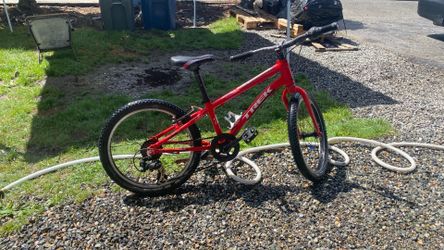 It’s rideable and it’s a good bite. I took the front brakes off the back. Brakes are a little bit messed up, but they still work. The gears don’t work