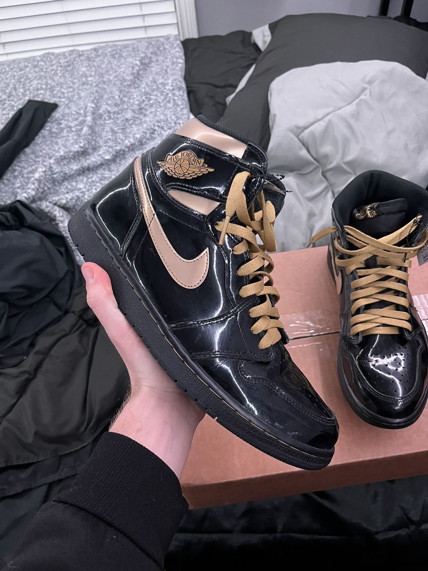 Jordan 1 High - Black Metallic Gold