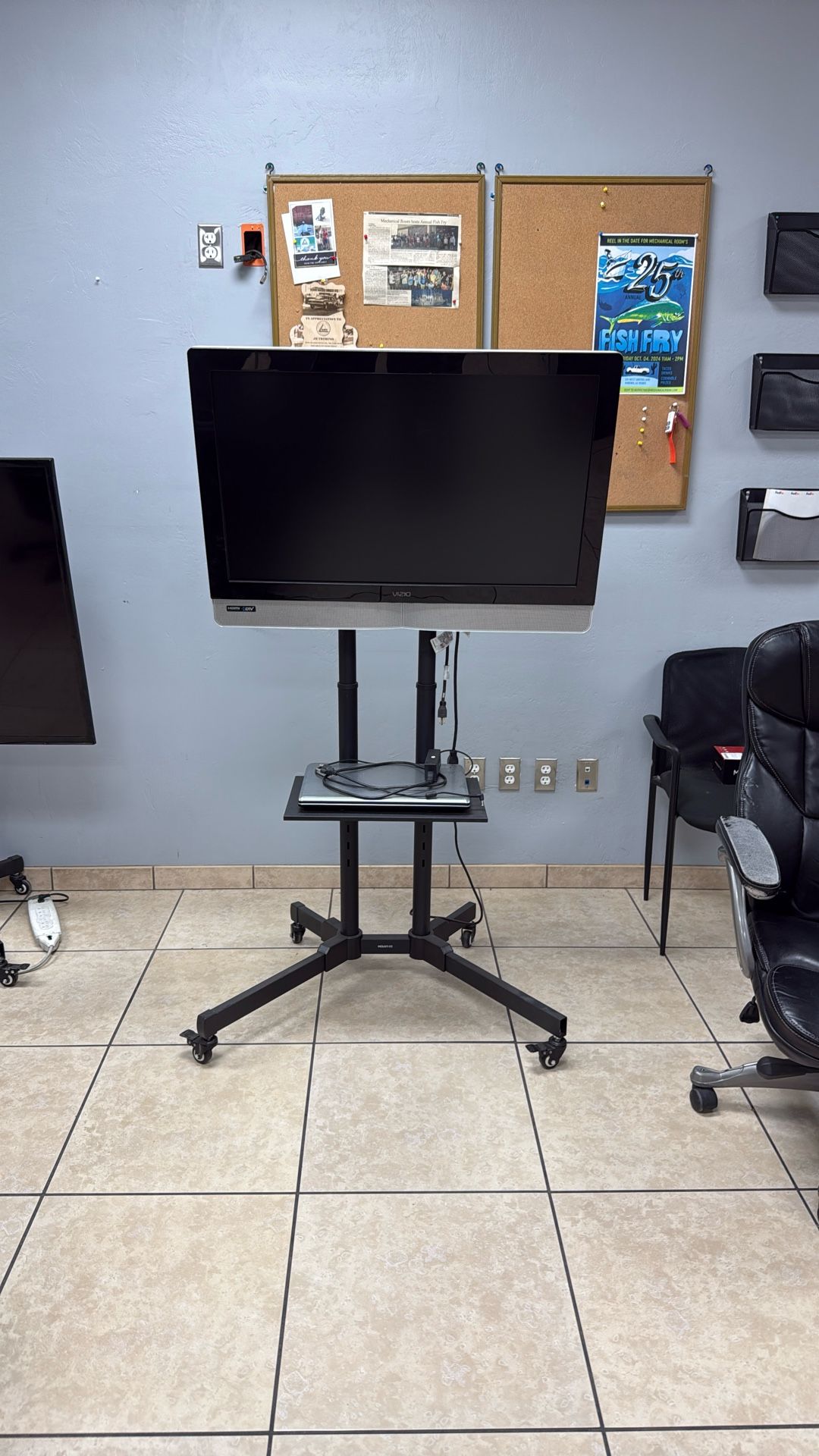 Mobile Tv Stand W/ Visio HDTV & Speaker