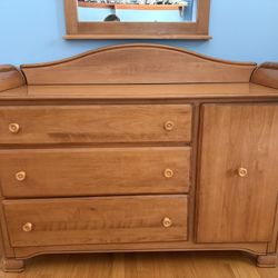 Bedroom Furniture Sold As A Set It Separately - Make An Offer On Pieces 