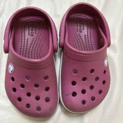 C6 Purple Crocs