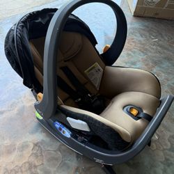 Chicco Car Seat W 2 Bases