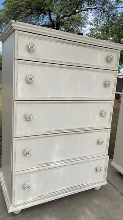Gorgeous Brigth white white  tall chest  5 drawers