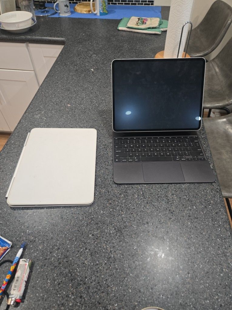 IPAD PRO 2024 13 INCH 2TB + 2 MAGIC KEYBOARD ORIGINALS BLACK AND WHITE