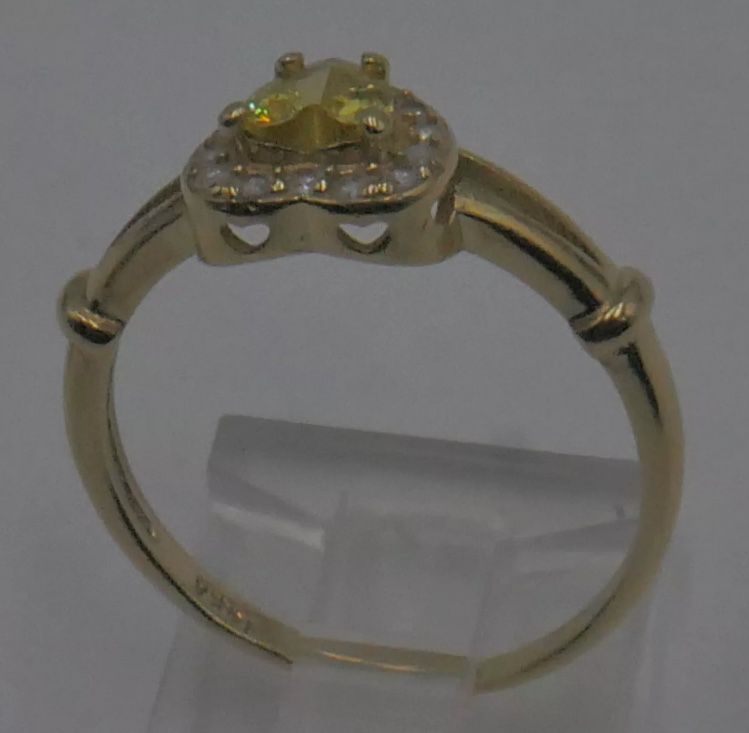 10kt yellow gold ring size 8.5 2.5 grams with yellow heart shaped stone and cubic zirconia .mint condition. 877649 1