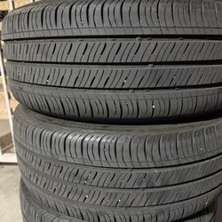 Cuatro Llantas 205/55/16 Hay Dos Semi Nuevas Y Las Otras Dos Un Poco Más Gastadas $120 Por Las Cuatro