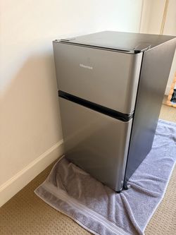 Hisense 3.1-cu ft Mini Fridge with Freezer (Silver)