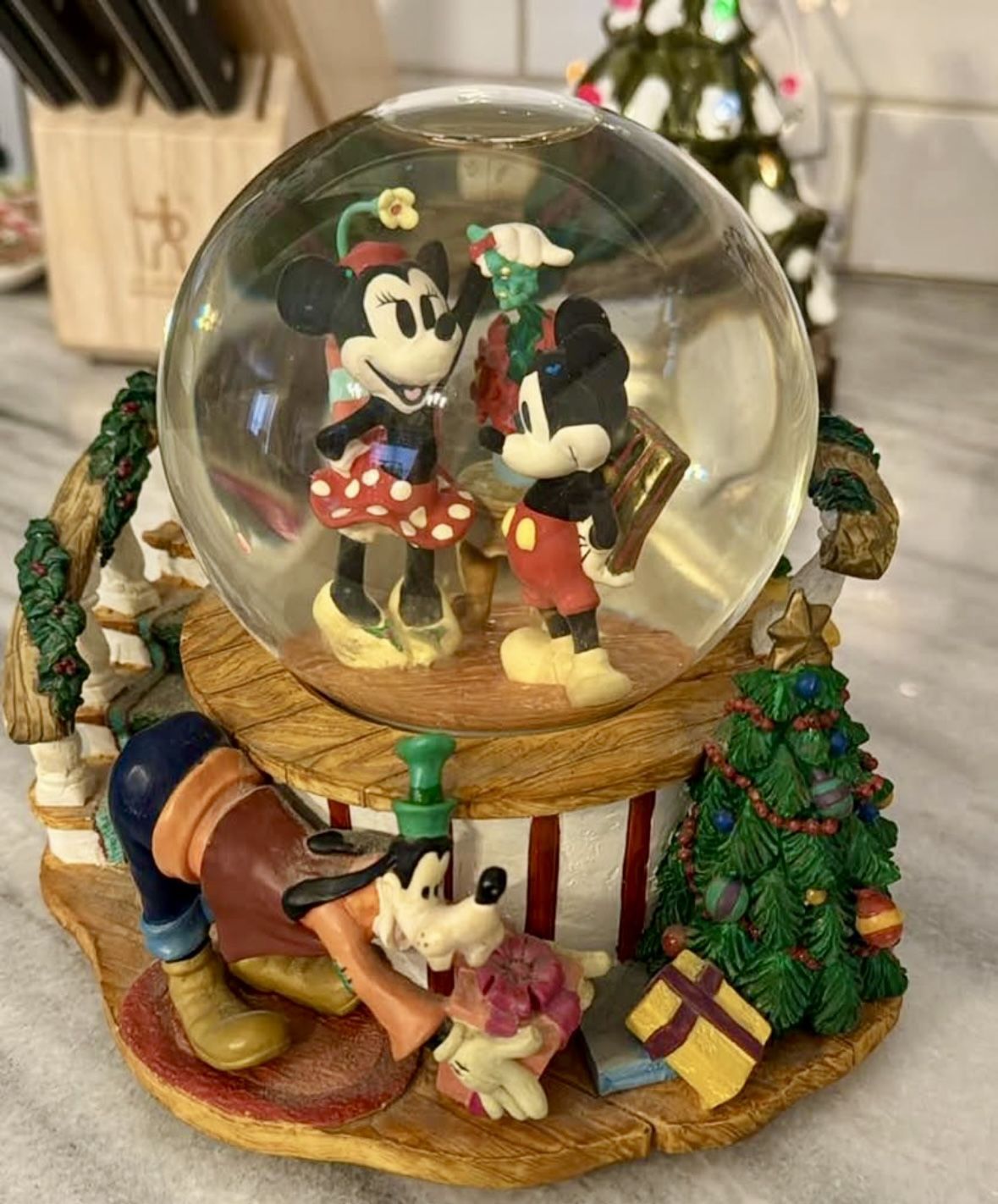 Vintage RARE Disney Store  Santa Claus Is Coming To Town Mickey Minnie & friends Snow Globe