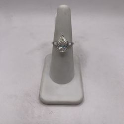 14kt Gold Engagement Style Ring w/ Teardrop Design 