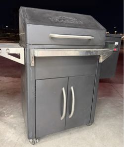 USED LIKE NEW TRAEGER PELLET GRILL SMOKER WITH WI-FI TECHNOLOGY
