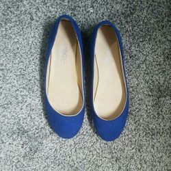 Blue flat shoes