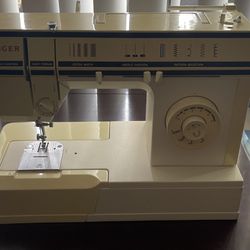 RECENTLY SERVICED. Singer 621B Sewing Machine 57820C