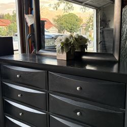 Dresser With Mirror 