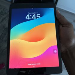 iPad *slight Crack *