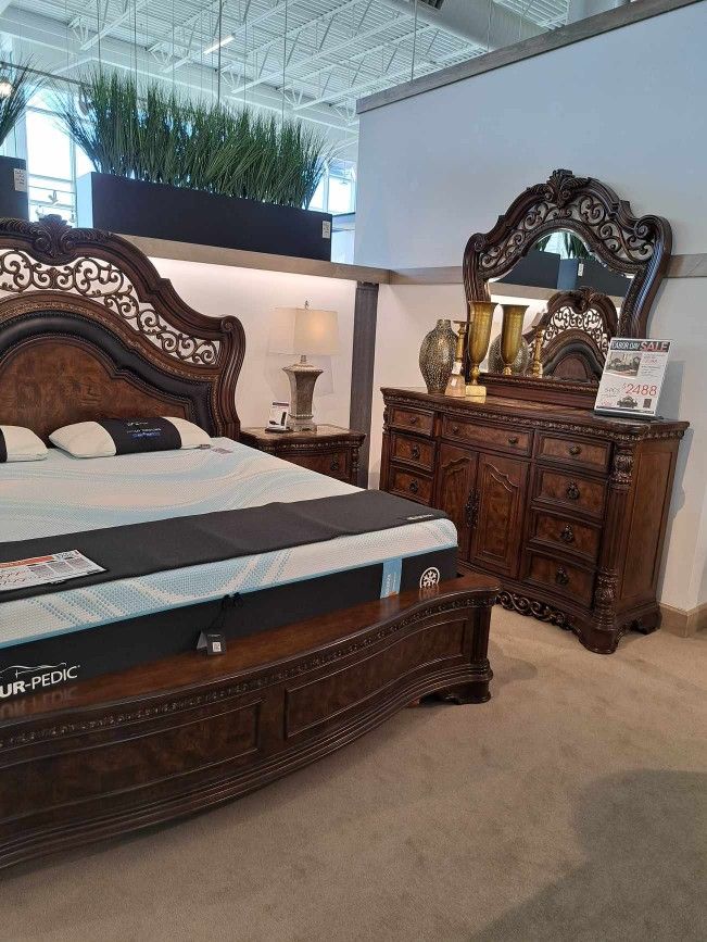 Yorkshire Manor Brown 5 Piece King Panel Bedroom Set