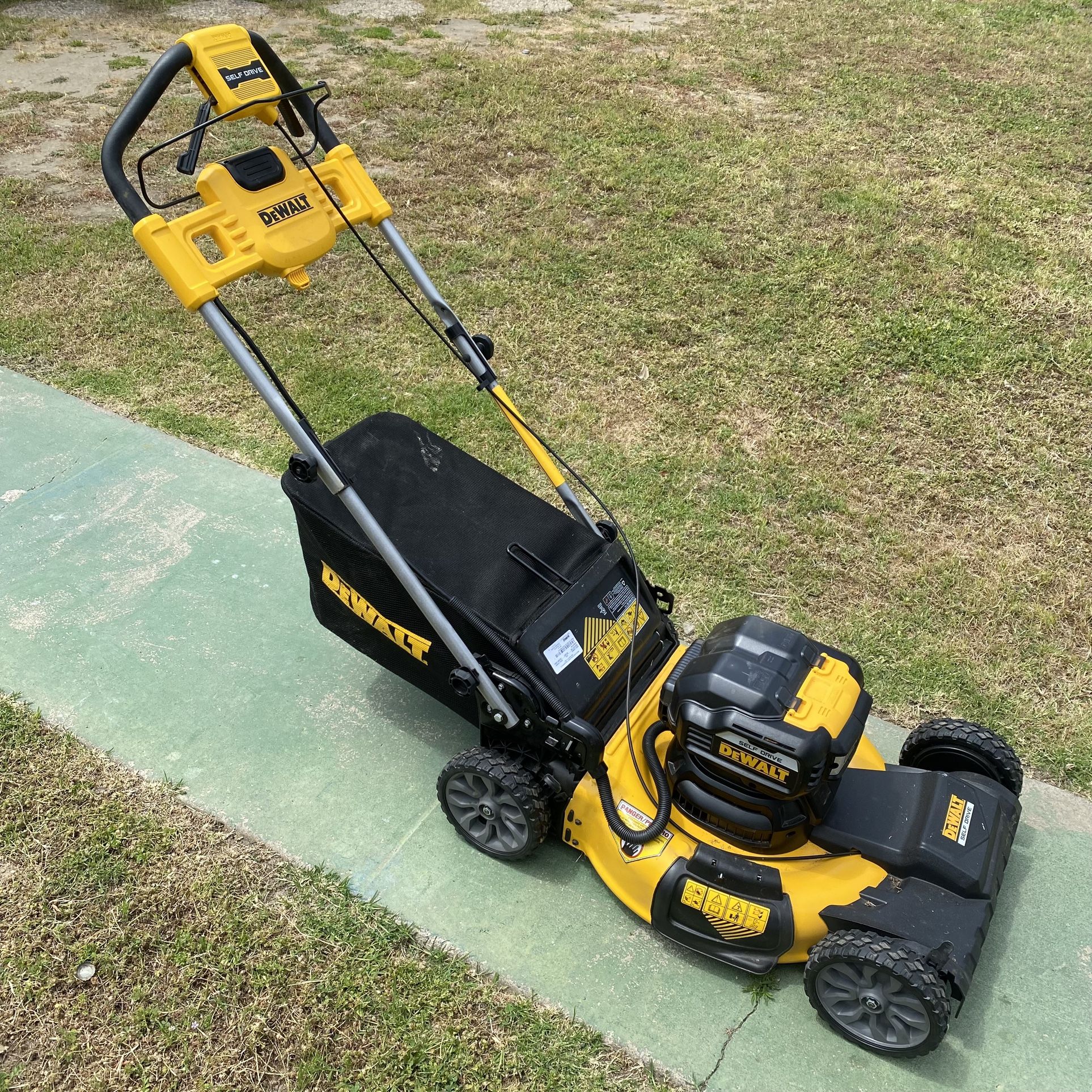 DEWALT 20V MAX 21.5 in. Battery Powered Walk Behind Self Propelled Lawn