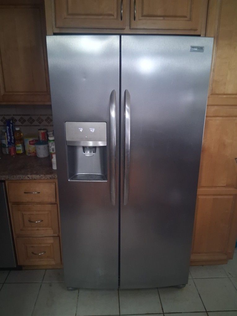 Frigidaire Gallery Refrigerator Side By Side