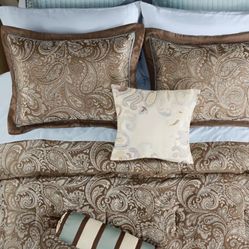 queen bedspread and 2 shams 