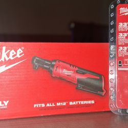 Milwaukee M12 12V Lithium-Ion Cordless 3/8 in. Ratchet with M12 2.0 Ah Battery