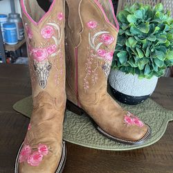 Ladys Leather-Embroidered Cowboy Boots (size 6)