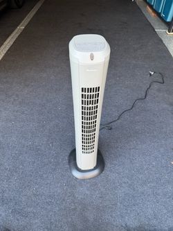 Holmes 32” Tower Fan, Oscillating, 3-Speed, Works Great