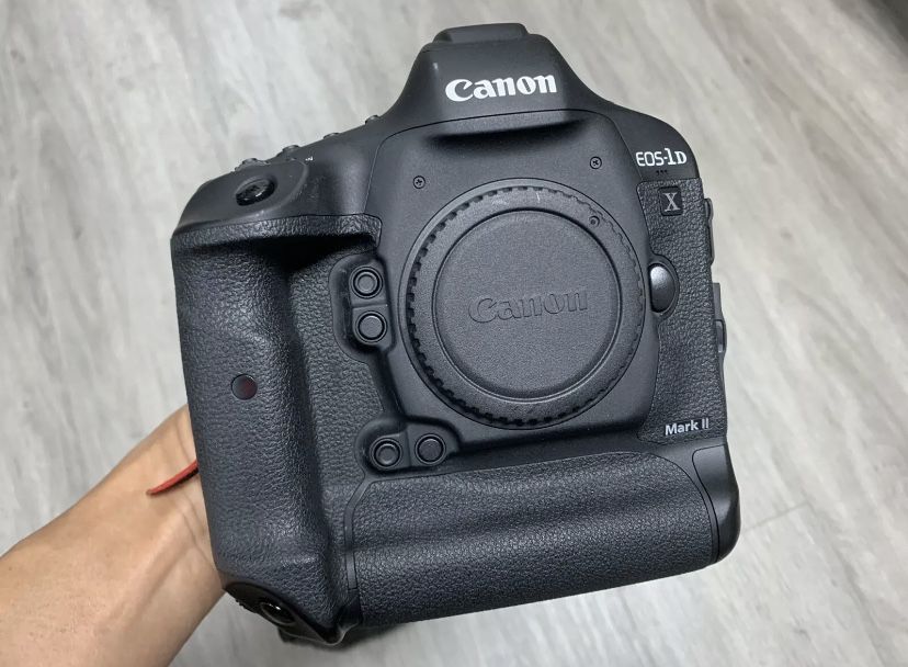 Canon EOS 1DX Mark II Excellent Condition Shutter Counter 18k.with extra battery and 128gn cfast