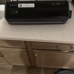 Food Saver/ Vacuum Sealer 