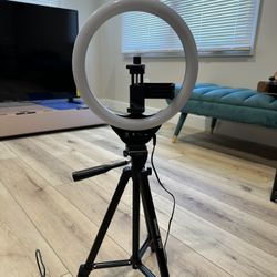 Tripod With Ring Light