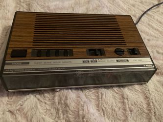 1978 vintage  General Electric FM/AM Clock Radio Model 7-4624
