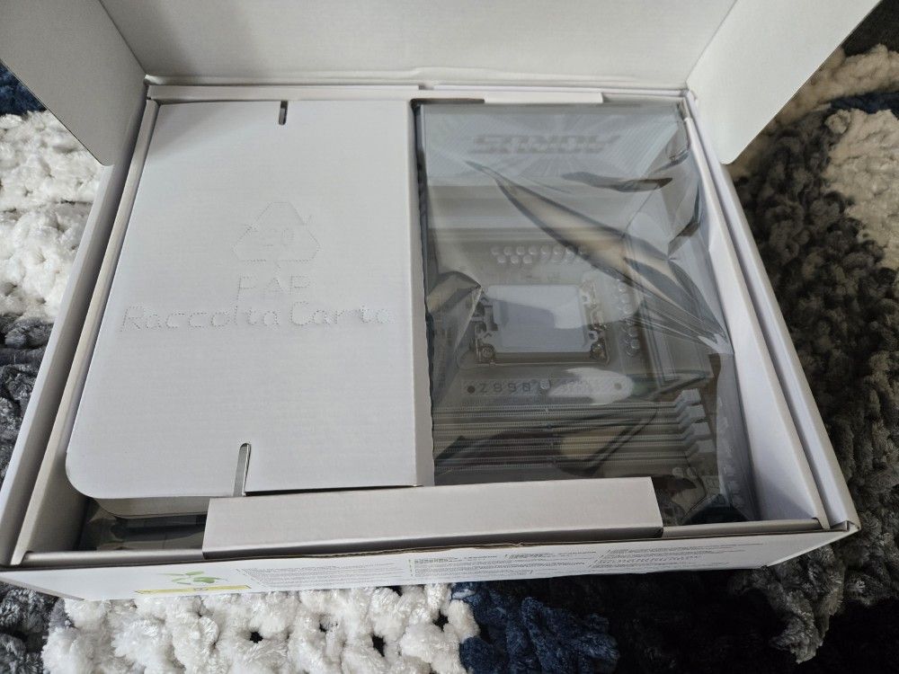*UNOPENED Z890 Aorus Pro Ice Mobo + Outlaws Gold Edition*
