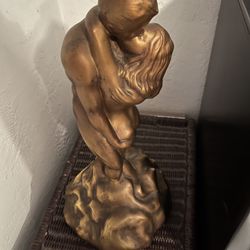 The Kiss Statue 
