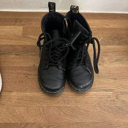 Dr. Martens Youth Shoes Size 11k