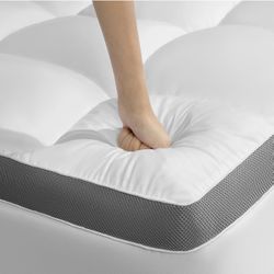 New in box 4 inch memory foam mattress topper size king 6”-18” deep PUO near Cedar and Shepherd