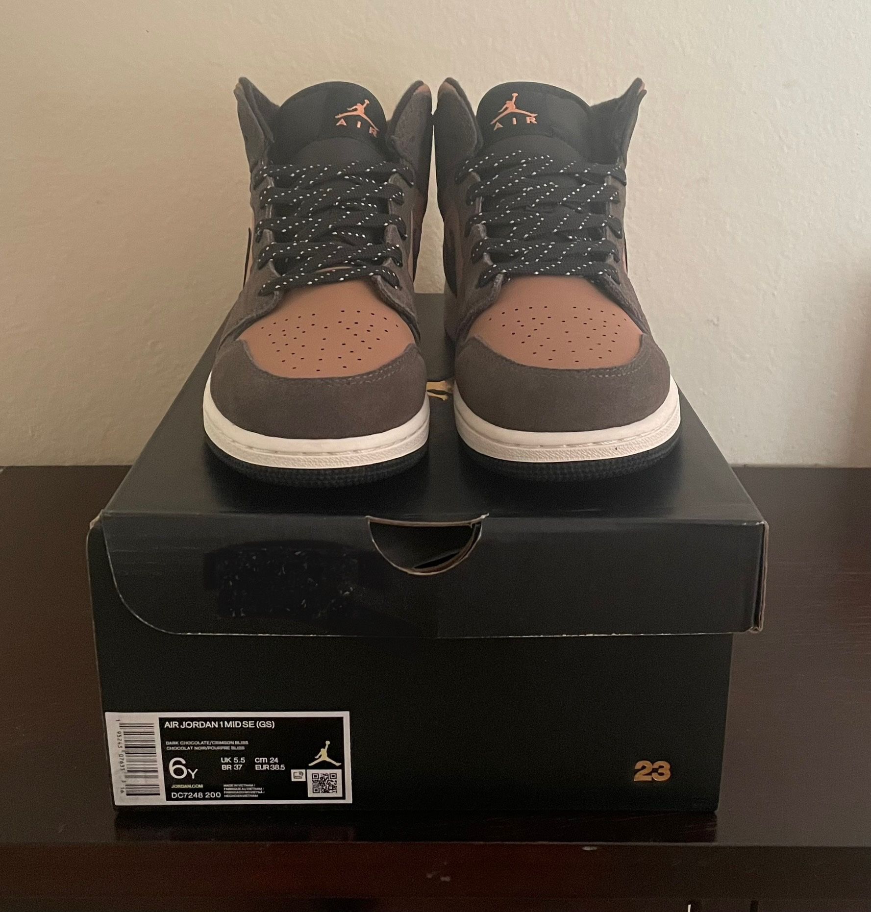AIR JORDAN 1 MID SE (GS) DK CHOCOLATE/CRIMSON BLISS
