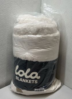 Brand New Lola Blankets Creamy Cloud Blanket (Large)