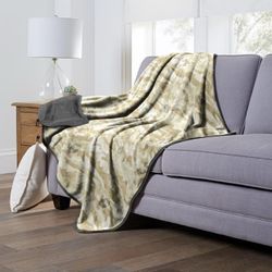 Yellowstone Camo Silk Touch Sherpa Throw Blanket, Multinone